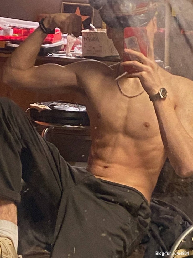 Кто хочет раздеть меня?))